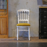 部屋にあるホワイト色ナポレオンチェア（モカオリーブ色クッション付き）