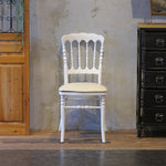 部屋にあるホワイト色ナポレオンチェア（ホワイト色クッション付き）