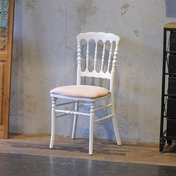 部屋にあるホワイト色ナポレオンチェア（グレイッシュピンク色クッション付き）