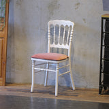 部屋にあるホワイト色ナポレオンチェア（モカローズ色クッション付き）