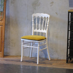 部屋にあるホワイト色ナポレオンチェア（モカオリーブ色クッション付き）