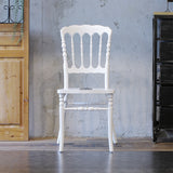 部屋にあるホワイト色ナポレオンチェア（フレームのみ）正面