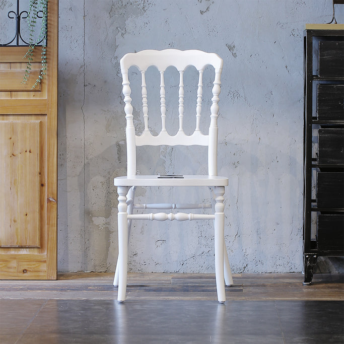 部屋にあるホワイト色ナポレオンチェア（フレームのみ）正面