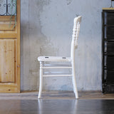 部屋にあるホワイト色ナポレオンチェア（フレームのみ）横面