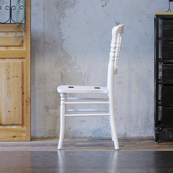 部屋にあるホワイト色ナポレオンチェア（フレームのみ）横面