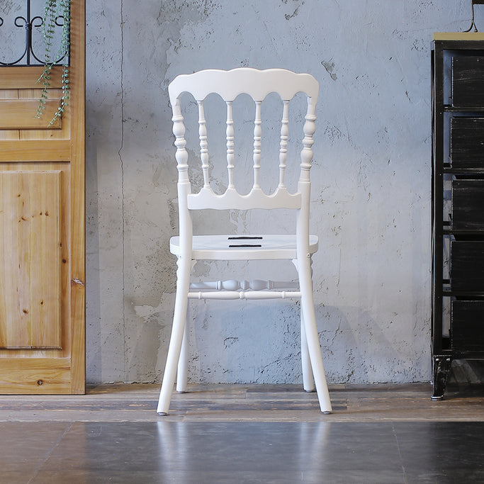 部屋にあるホワイト色ナポレオンチェア（フレームのみ）裏面