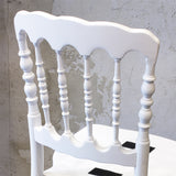 部屋にあるホワイト色ナポレオンチェア（フレームのみ）アップの写真