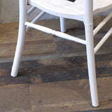 部屋にあるホワイト色ナポレオンチェア（フレームのみ）アップの写真