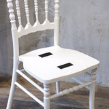 部屋にあるホワイト色ナポレオンチェア（フレームのみ）アップの写真