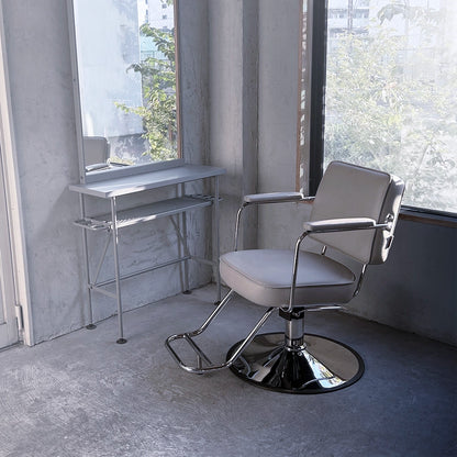 おしゃれな美容室にあるグレイッシュなスタイリングチェア【ハーネスヌリア】