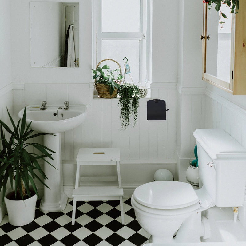 おしゃれ白色お手洗いに黒色トイレットペーパーホルダーがある