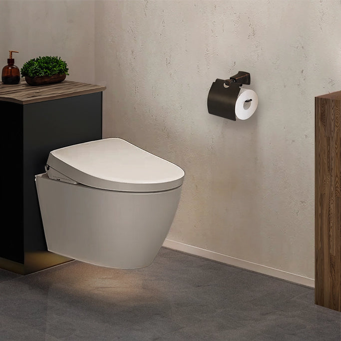 シックに落ち着いているお手洗いに黒色トイレットペーパーホルダーがある