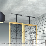 おしゃれな美容室にあるウッドパーテーション。ブラック金具で天井に固定されています