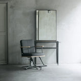 おしゃれなグレーカラーサロンにあるセット椅子「ノエル」とアイアンドレッサー「ロジェ」