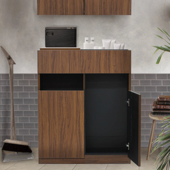 サロンにあるミディアムブラウンウッド色のフラットシャンプーキャビネット【下台】