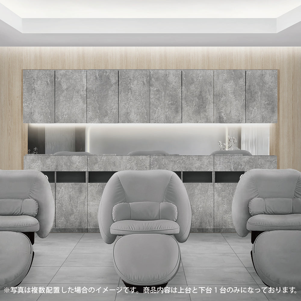 おしゃれな美容室のシャンプースペースにあるモルタルカラーのシャンプーキャビネット