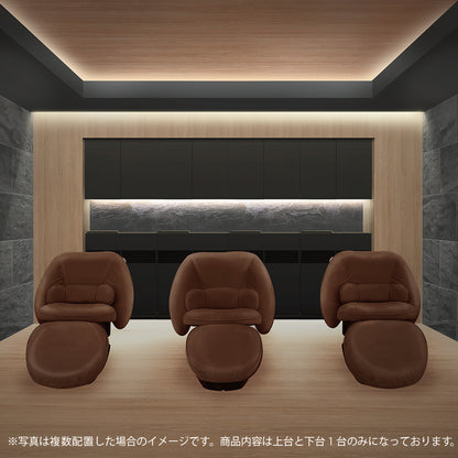 おしゃれな美容室にブラックカラーのシャンプーキャビネットセットがある