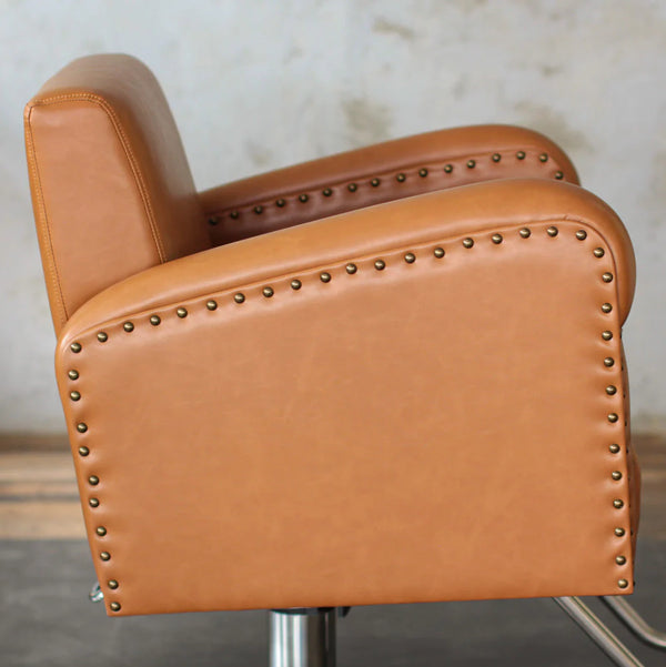 しなるように張り込んだ重厚感あるシート