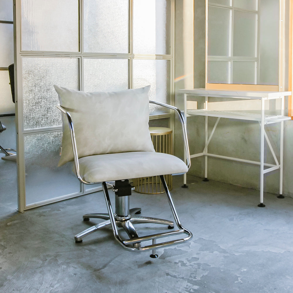 おしゃれな美容室にあるホワイトカラーのスタイリングチェア「エノラ」