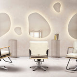 おしゃれなサロンにある韓国ウェーブミラーとベージュセット椅子【ウォールアートミラー：MRO13】