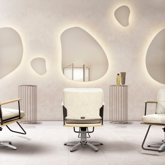 おしゃれなサロンにある韓国ウェーブミラーとベージュセット椅子【ウォールアートミラー：MRO13】