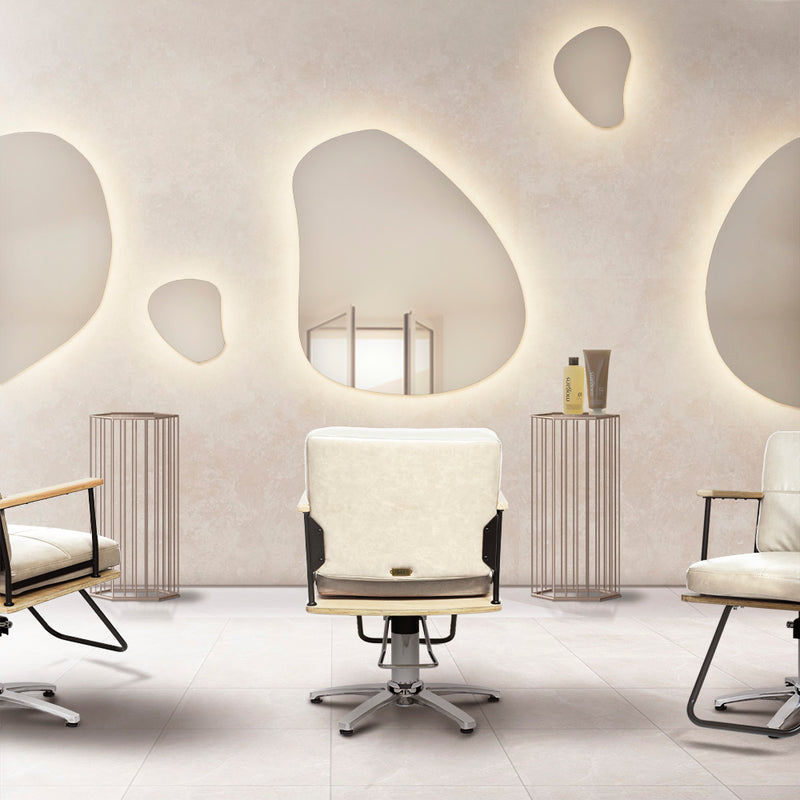 おしゃれなサロンにある韓国ウェーブミラーとベージュセット椅子【ウォールアートミラー：MRO13】