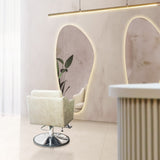 ベージュカラーシンプルなサロンにある韓国ウェーブミラーの2枚【ウォールアートミラー：MRO14】とベージュカラーセット椅子【アデラ】