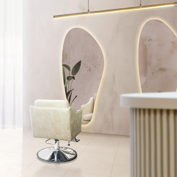 ベージュカラーシンプルなサロンにある韓国ウェーブミラーの2枚【ウォールアートミラー：MRO14】とベージュカラーセット椅子【アデラ】