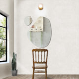 ナチュラルなサロンにある韓国ウェーブミラーとブラウンセット椅子【ウォールアートミラー：MRO13・MRO19】