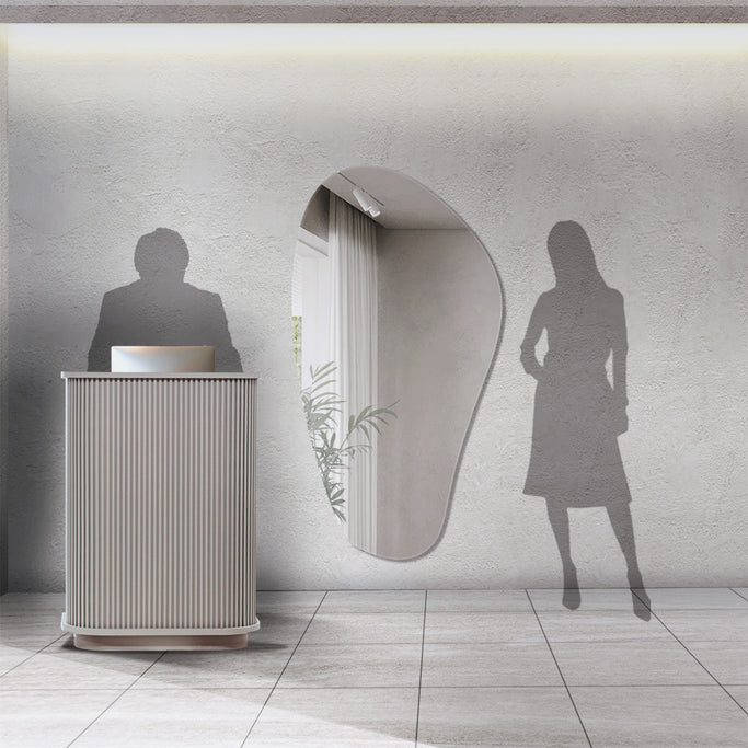 おしゃれなサロンにある韓国風レジカウンター「カミラ」とウォールアートミラー「MRO14」