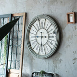 壁にかけているアンティーク・グレー色ウォールクロック