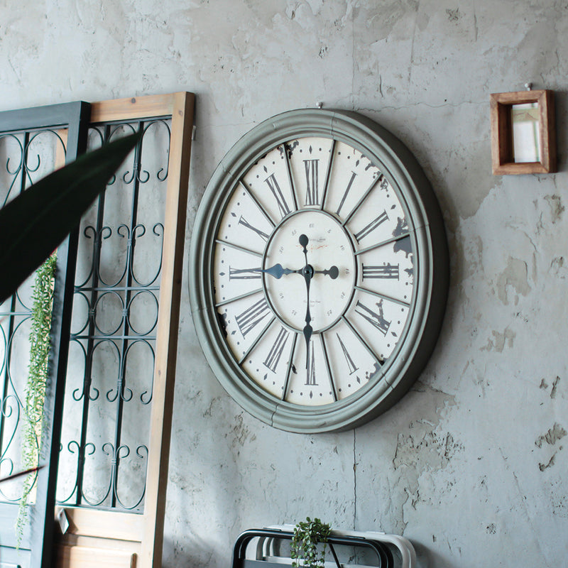 壁にかけているアンティーク・グレー色ウォールクロック