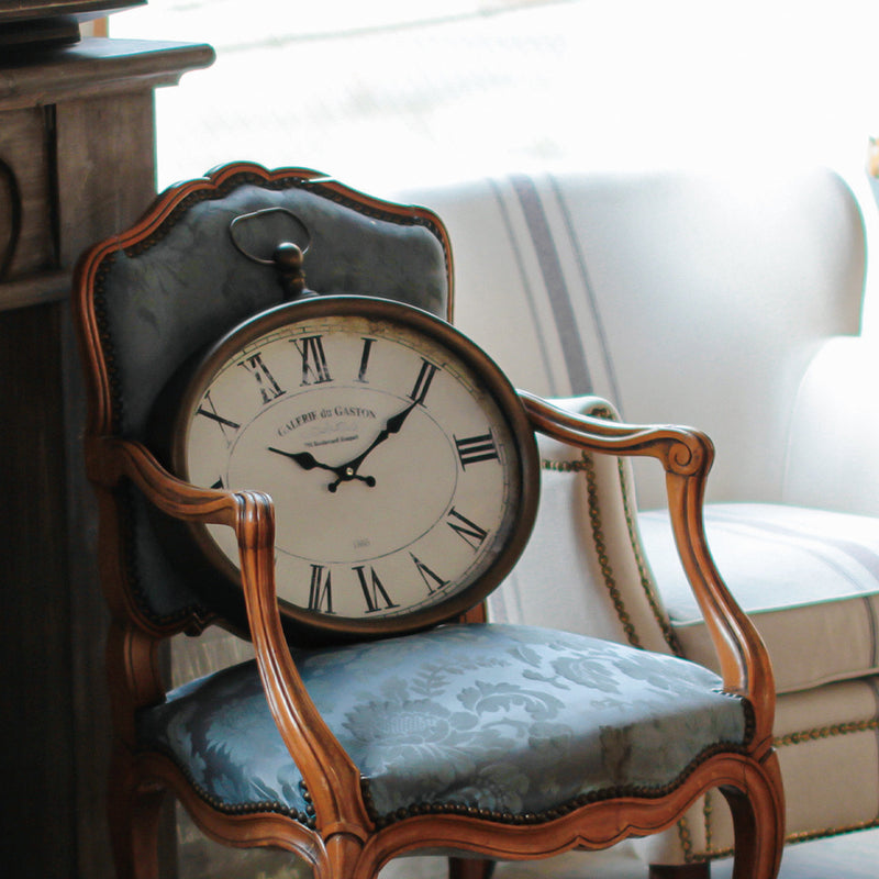 イスに置いているポケットウオッチ風ウォールクロック