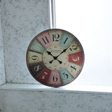 窓の下枠に置いているアンティーク風ウォールクロック