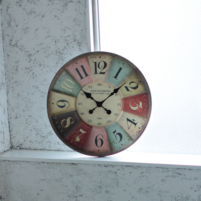 窓の下枠に置いているアンティーク風ウォールクロック