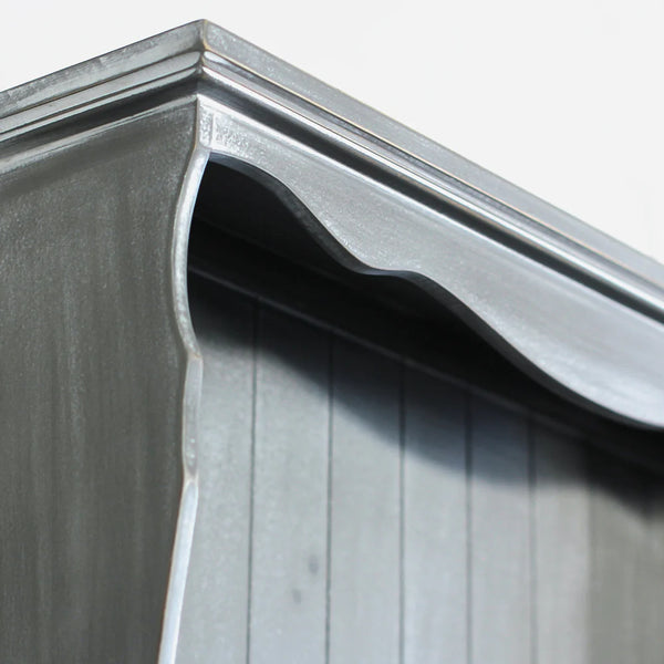 正面やサイドのディテールにもこだわった彫刻