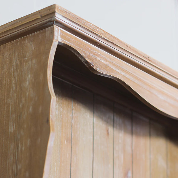 正面やサイドのディテールにもこだわった彫刻