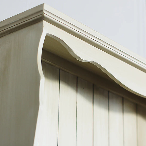 正面やサイドのディテールにもこだわった彫刻