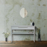 おしゃれなサロンになるウォールアートミラー【MRO16】と白いろコンソール