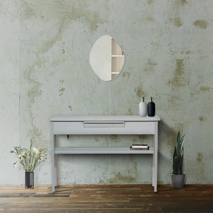 おしゃれなサロンになるウォールアートミラー【MRO16】と白いろコンソール