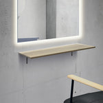 おしゃれな美容室 セット面になるブラウンカラーウォールシェルフ