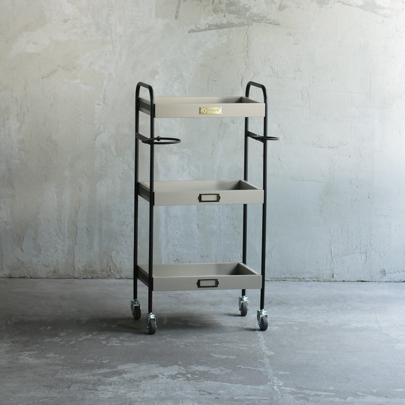 美容室にあるおしゃれなベージュグレー色3段ウッドワゴン