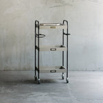 美容室にあるおしゃれなベージュグレー色3段ウッドワゴン（ステンレストレイ1枚付き）