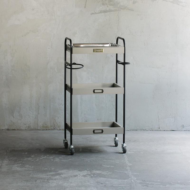 美容室にあるおしゃれなベージュグレー色3段ウッドワゴン（ステンレストレイ1枚付き）