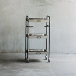 美容室にあるおしゃれなベージュグレー色3段ウッドワゴン（ステンレストレイ1枚付き）