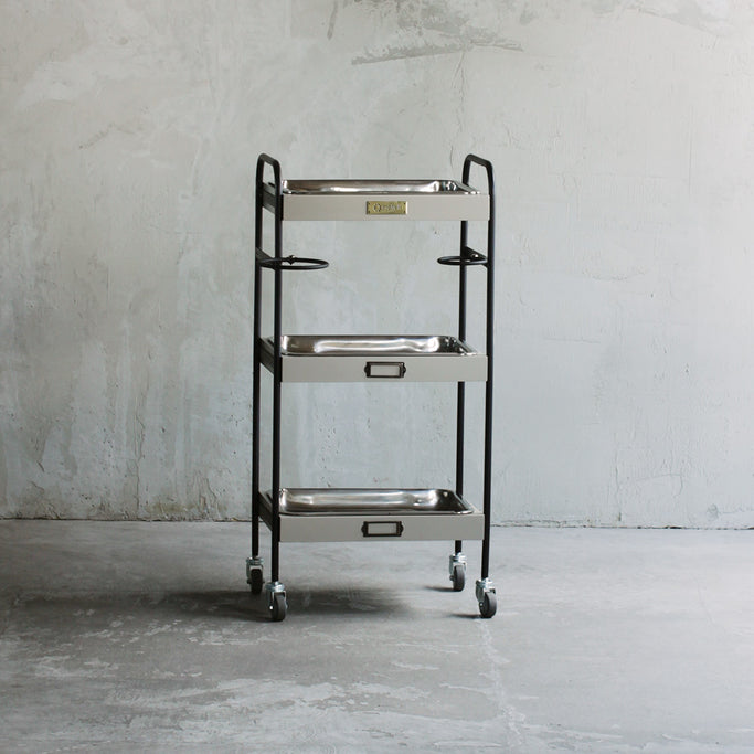 美容室にあるおしゃれなベージュグレー色3段ウッドワゴン（ステンレストレイ1枚付き）