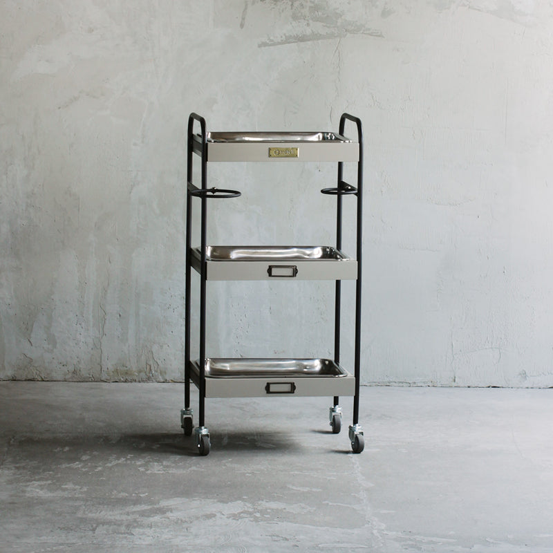 美容室にあるおしゃれなベージュグレー色3段ウッドワゴン（ステンレストレイ1枚付き）