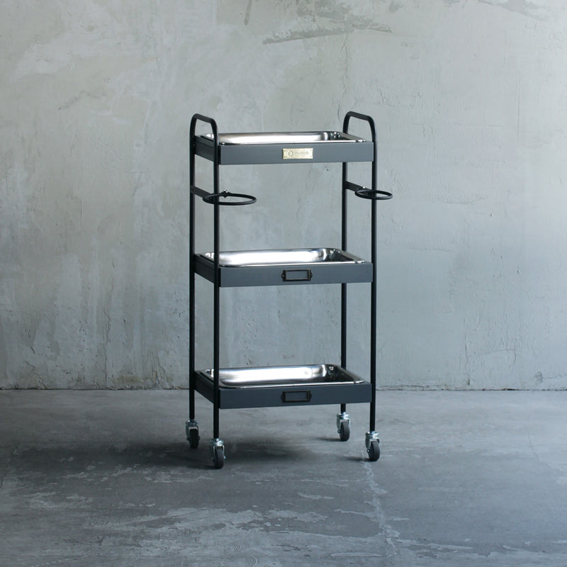 美容室にあるおしゃれなグレー色3段ウッドワゴン（ステンレストレイ3枚付き）