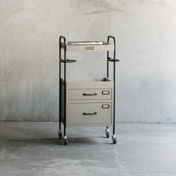 美容室にあるベージュグレー色2段引き出しウッドワゴン