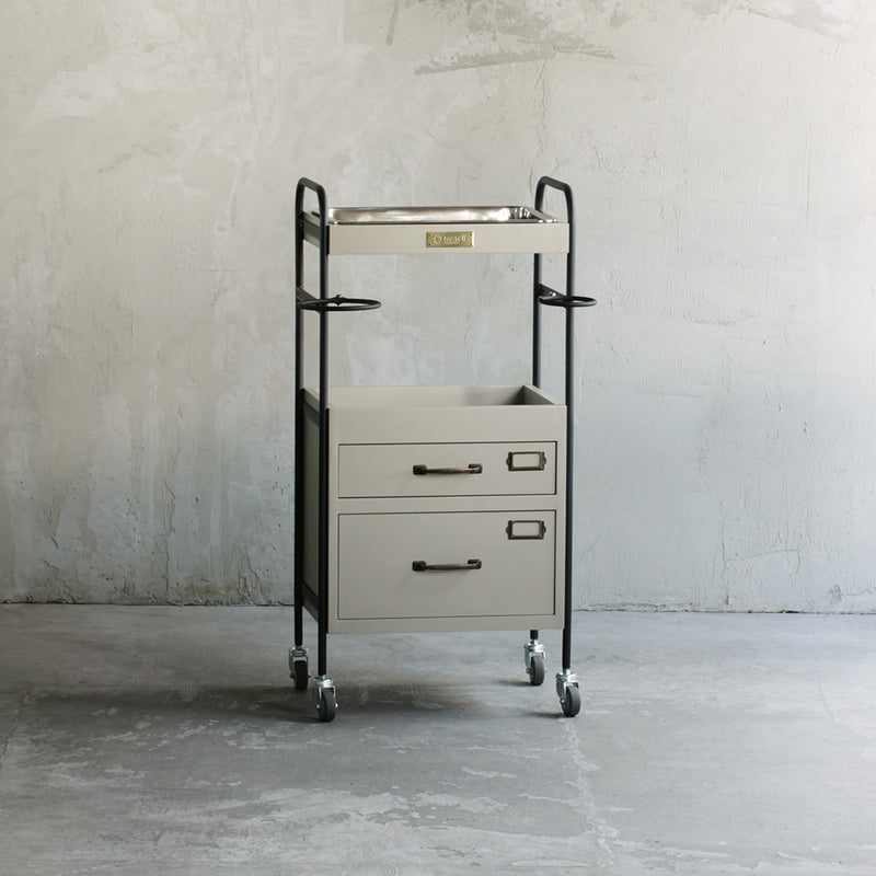 美容室にあるベージュグレー色2段引き出しウッドワゴン